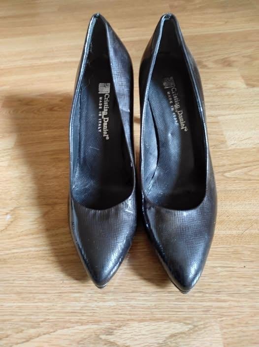 Escarpins Cristian Daniel en cuir venir noir - taille 39, Vêtements | Femmes, Autre, Enlèvement ou Envoi, Escarpins, Comme neuf