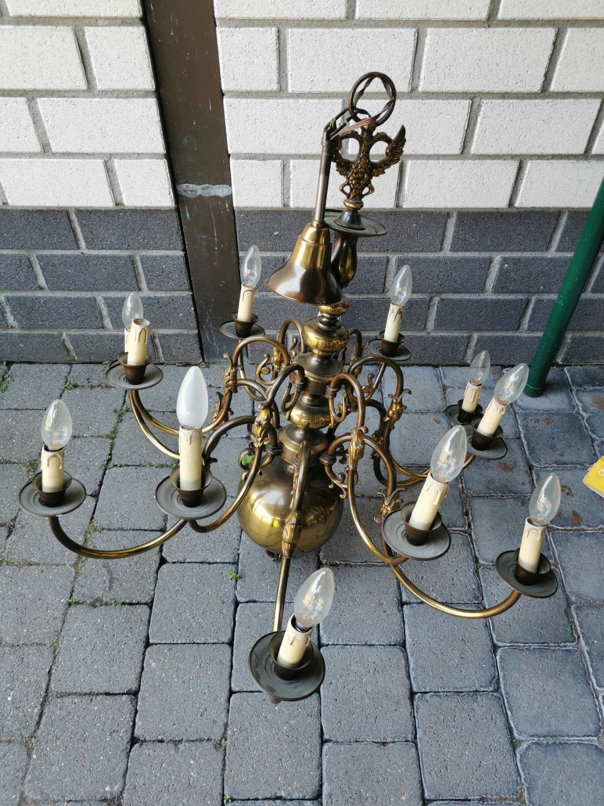 Koperen luster, Ophalen