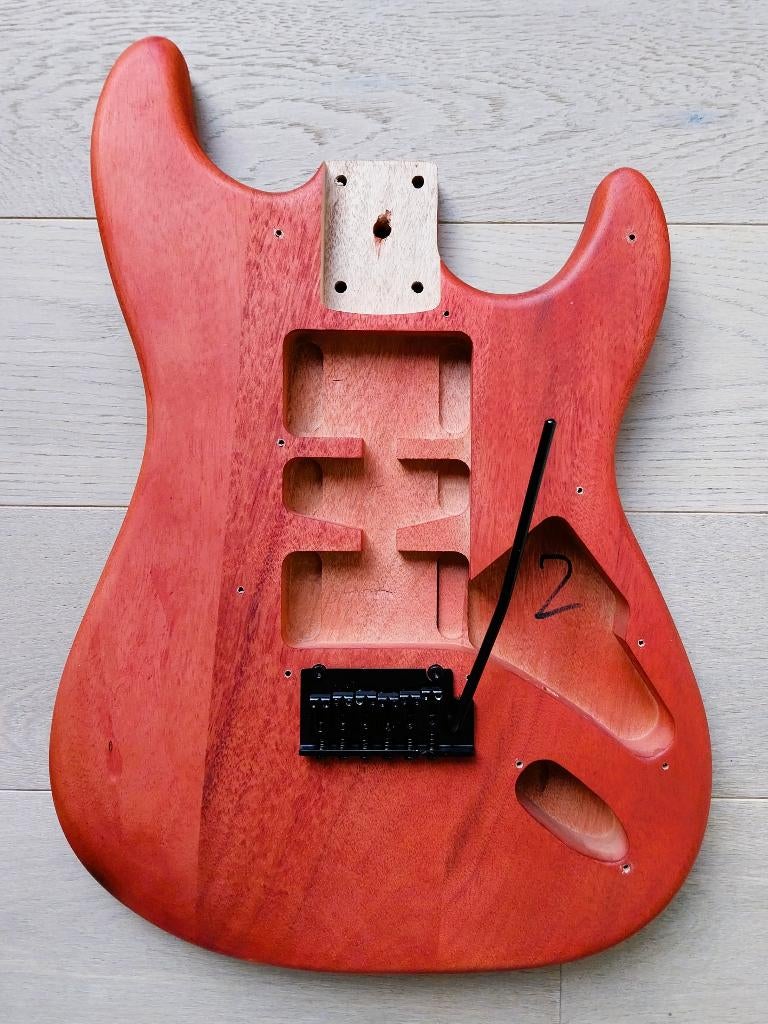 Stratocaster Body avec tremolo + Fender Neck Plate, Musique & Instruments, Enlèvement ou Envoi, Neuf, Guitare électrique
