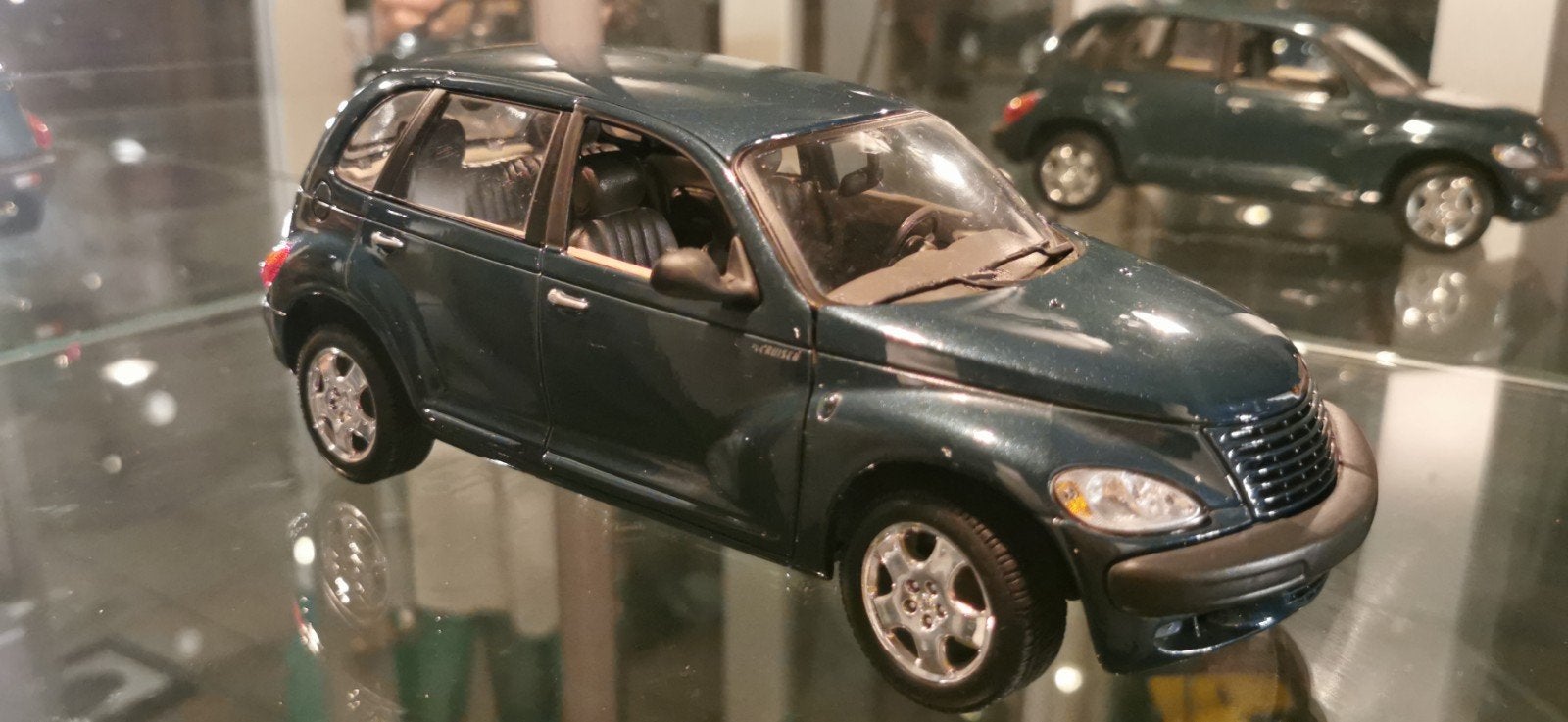 Chrysler PT Cruiser - DaimlerChrysler 2000 - Maisto 1/18, Hobby en Vrije tijd, Modelauto's | 1:18, Ophalen, Zo goed als nieuw