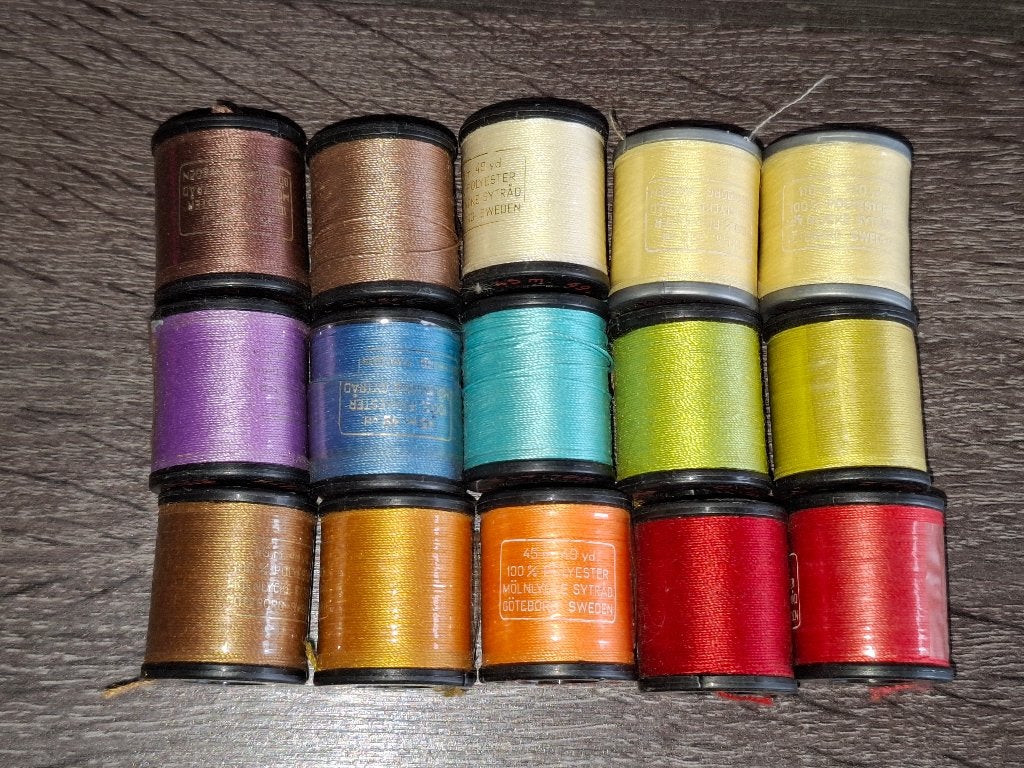 Mölnlycke Zweden 15 vintage spoelen naaigaren regenboogkleur, Enlèvement ou Envoi, Comme neuf, Fil ou Aiguille(s)