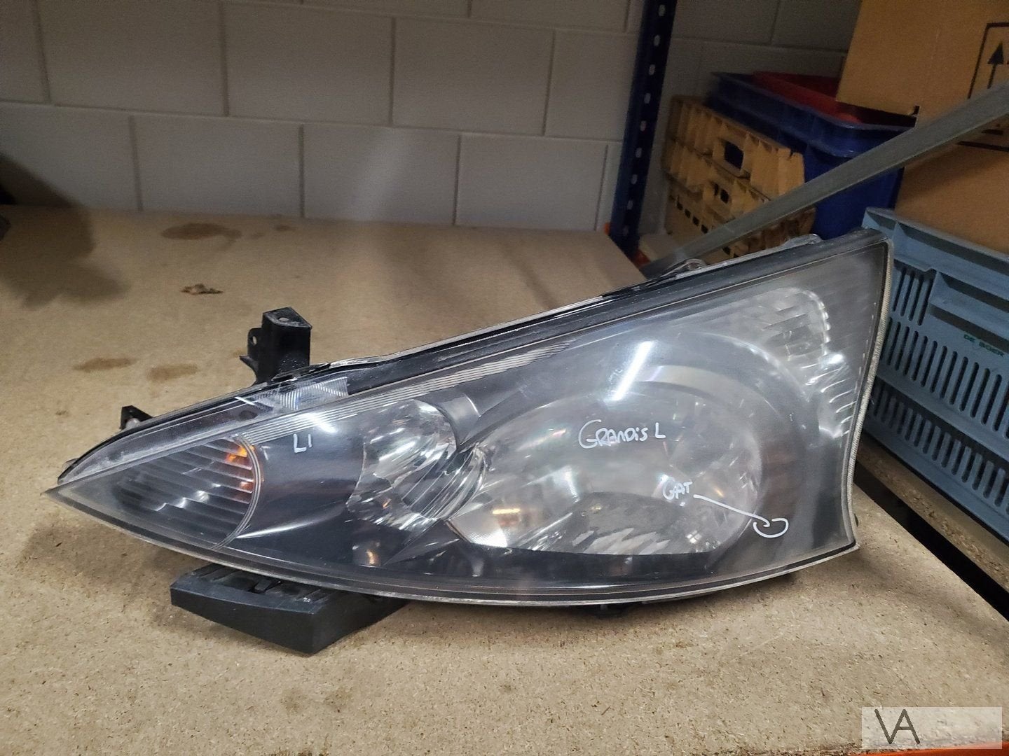 Mitsubishi Grandis 2004 - 2010 koplamp links lichte schade, Gebruikt, -, -, Ophalen of Verzenden