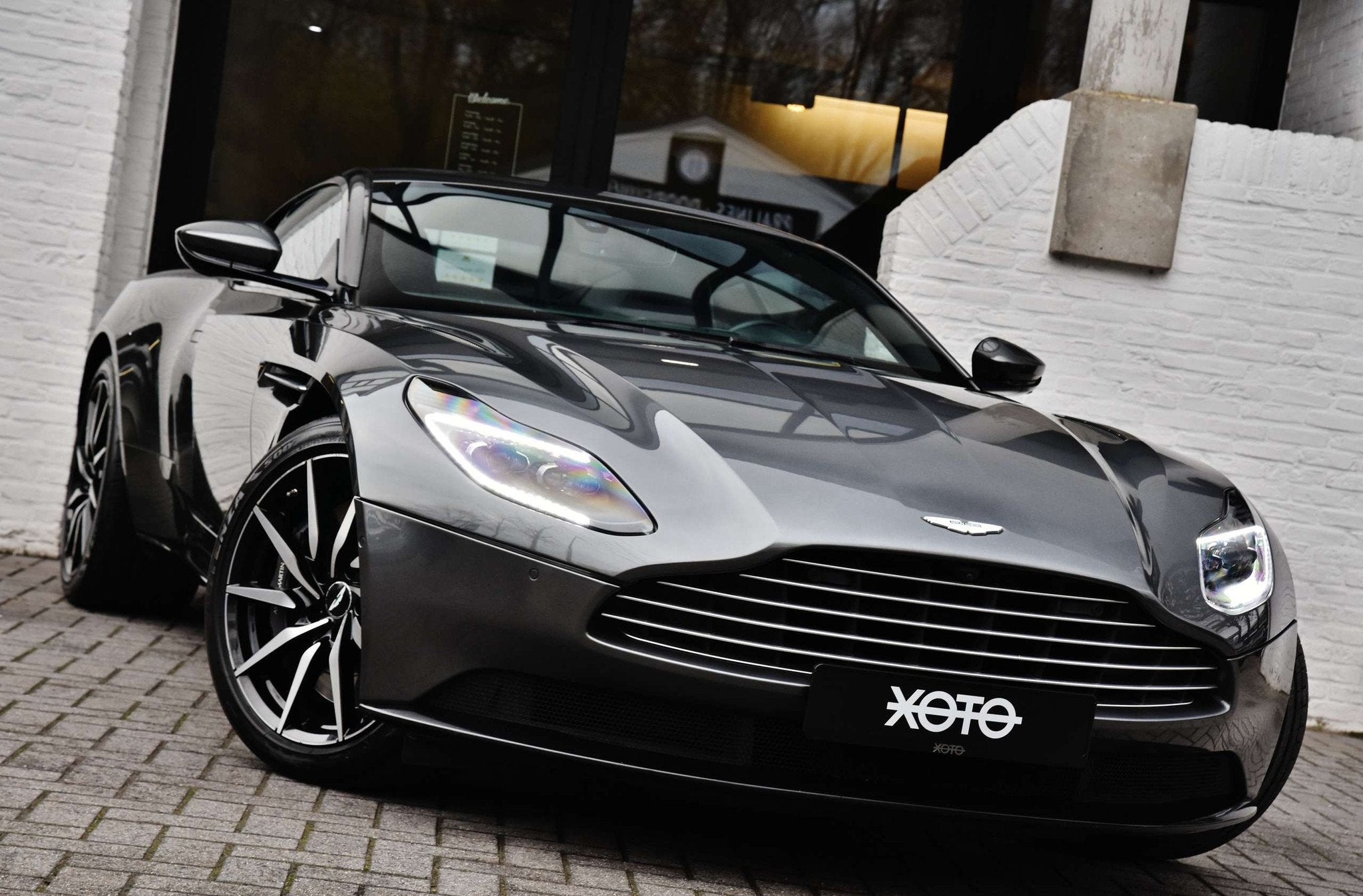 Aston Martin DB11 V8 COUPE *1HD / FULL ASTON MARTIN HISTORY*, Auto's, 4 zetels, Achterwielaandrijving, Geheel digitaal combi-instrument