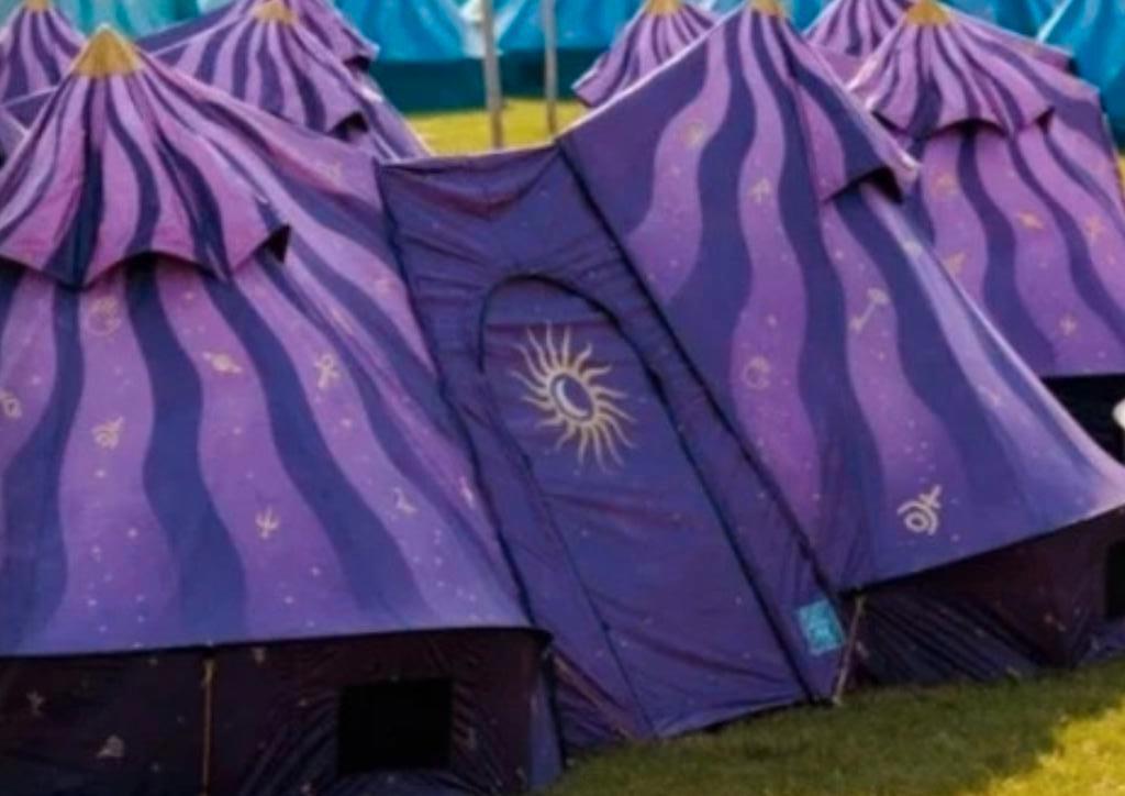 Tent Tomorrowland, Caravans en Kamperen, Ophalen, Zo goed als nieuw, Tot en met 6