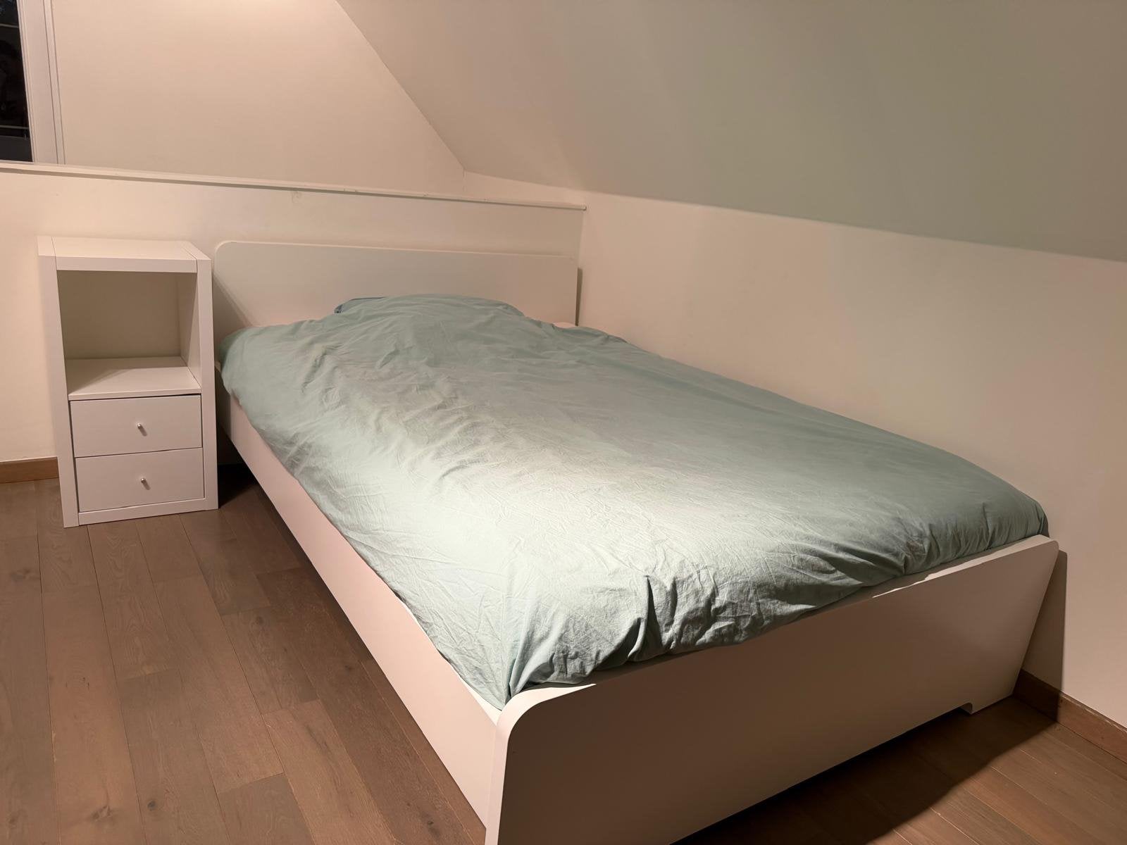 Wit 2-persoonsbed met lattenbodem en nachtkastje, Huis en Inrichting, Slaapkamer | Matrassen en Bedbodems, Ophalen, 140 cm, Zo goed als nieuw