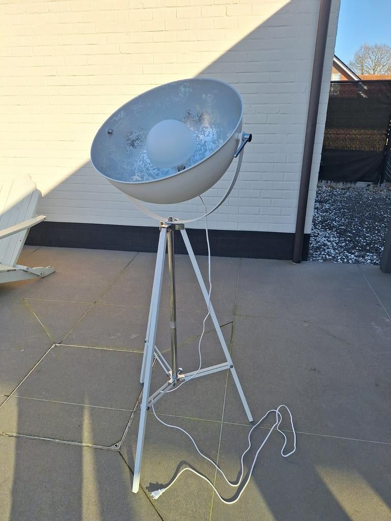 Lampe sur pied, Enlèvement, Utilisé