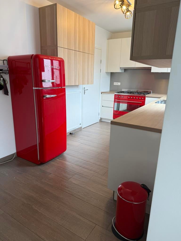 Moderne keuken met rode Smeg toestellen - volledig uitgerust, Huis en Inrichting, Ophalen, Gebruikt, Overige kleuren, Hoekkeuken