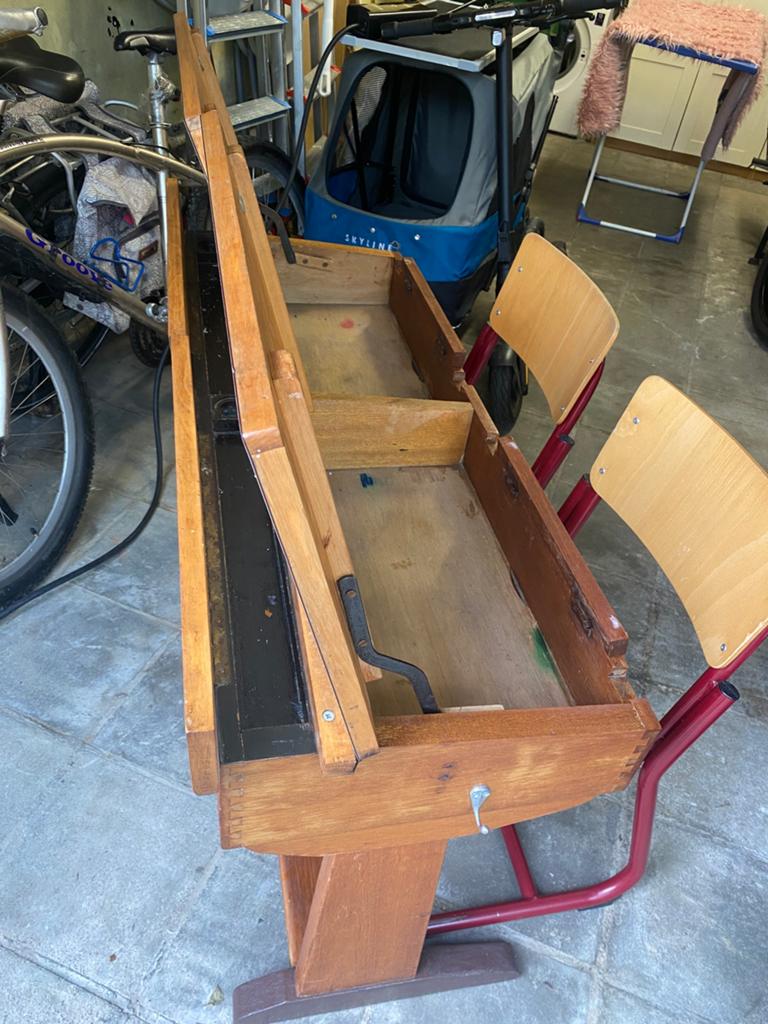 Oude schoolbank met twee ijzeren stoelen, Ophalen