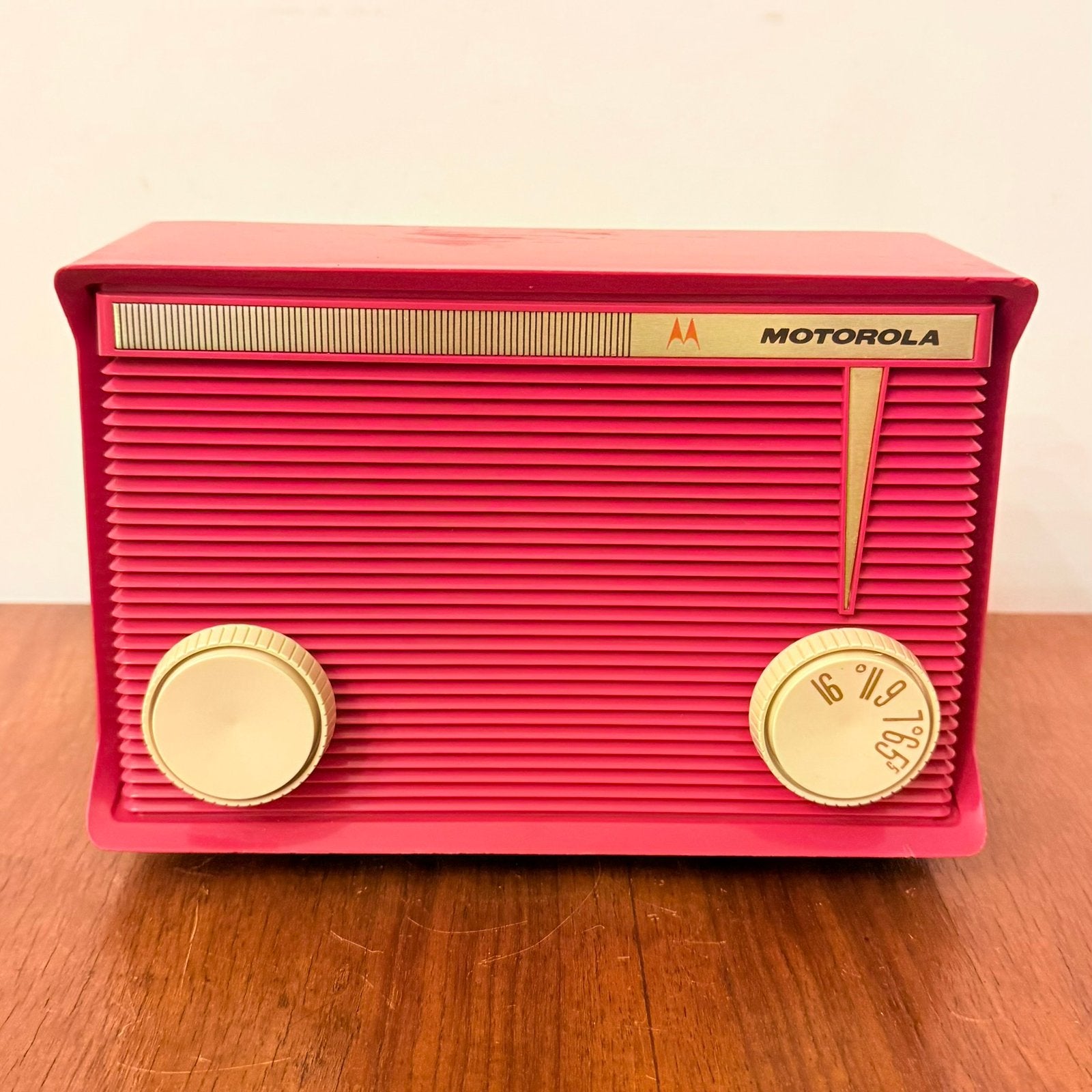 RADIO À TUBE ROUGE CERISE MOTOROLA A1R SHELL VINTAGE 1950, Antiquités & Art, Antiquités | TV & Hi-Fi, Envoi