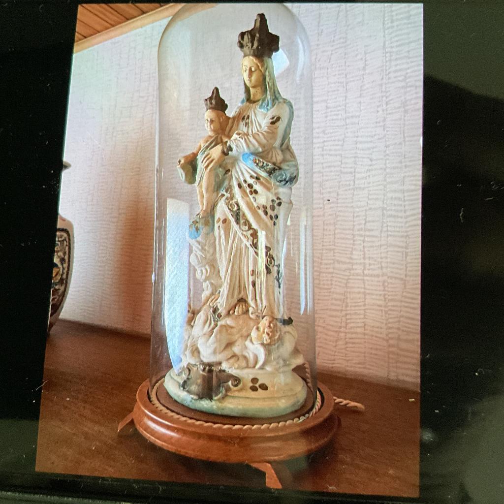 Zeer oud beeld onder stolp, Ophalen