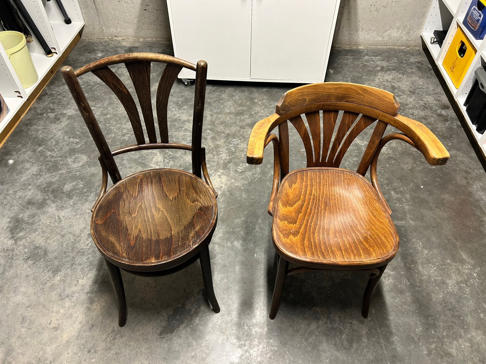 Diverses chaises de café, Enlèvement