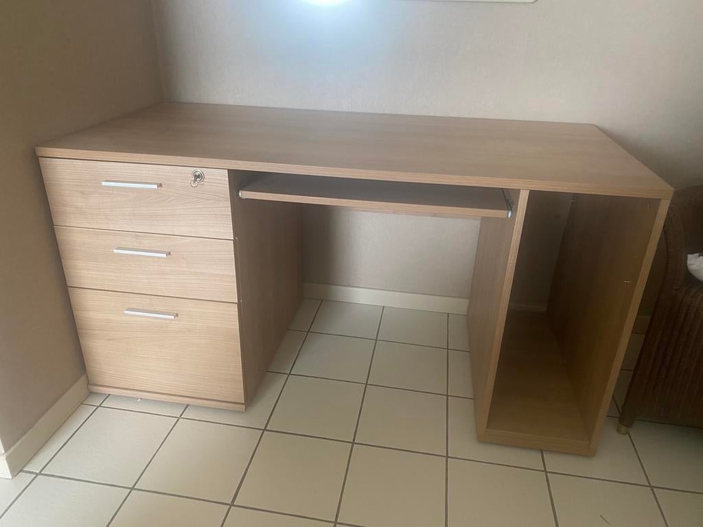 Bureau met 3 lades (moet snel weg), Huis en Inrichting, Bureaus, Ophalen