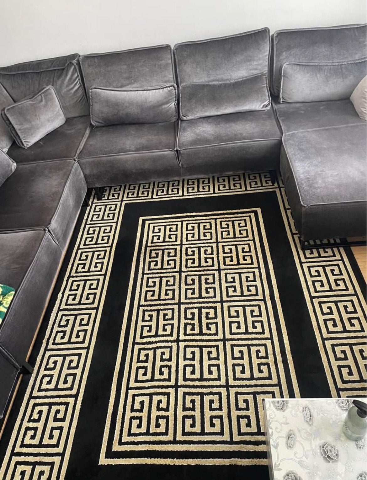 Groot zwart-beige tapijt met Grieks meanderpatroon, Huis en Inrichting, Ophalen, Beige, 200 cm of meer, Zo goed als nieuw