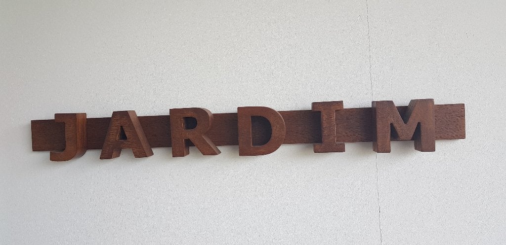 Handwerk houtwerk in massief opschrift JARDIM wand decoratie, Antiek en Kunst, Kunst | Beelden en Houtsnijwerken, Houtsnijwerk