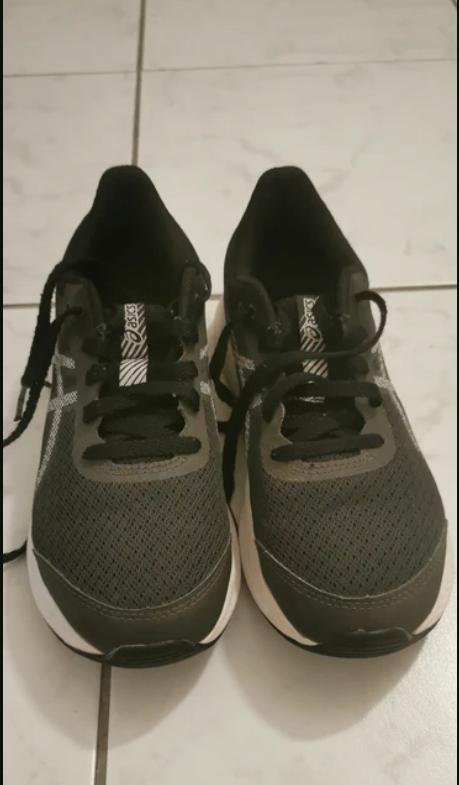 Basket Asics enfant noir gris très bon état, Ophalen, ASICS, Zo goed als nieuw, Jongen of Meisje