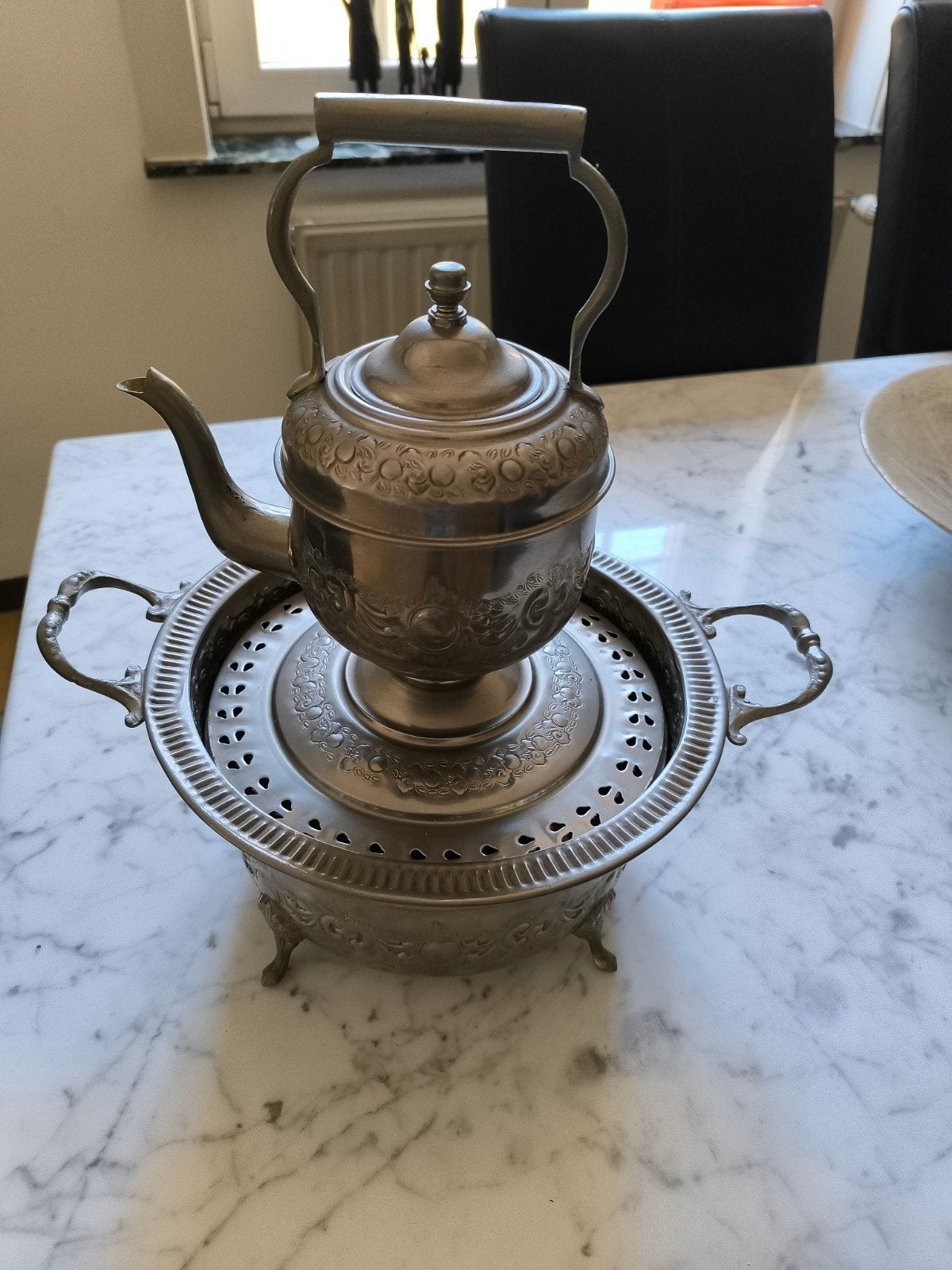theepot in tin, Ophalen
