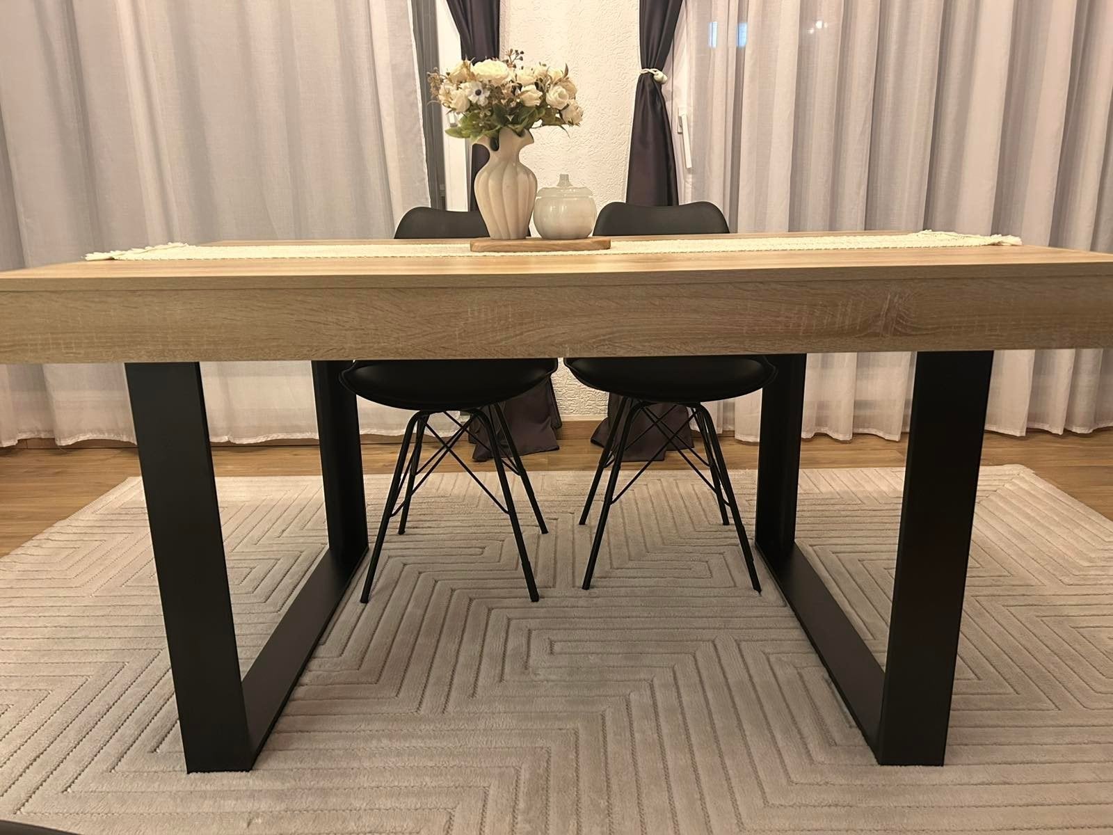 Belle table à manger à vendre (160x90) avec pieds noirs, Quatre personnes, 150 à 200 cm, Comme neuf, Enlèvement