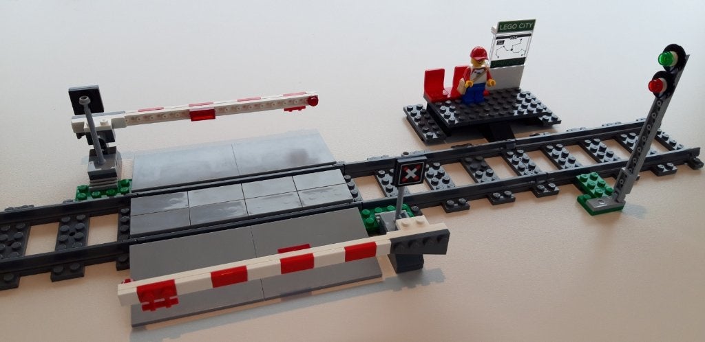 Lego trein: overweg + slagbomen en perron + seinpaal (Nieuw), City, Lego, Nieuw, Ophalen of Verzenden
