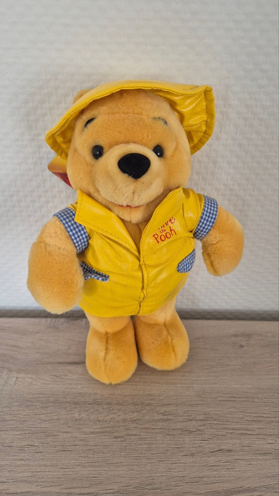 Peluche Disney - Winnie l'ourson avec imperméable, Enlèvement ou Envoi, Winnie l'Ourson ou amis, Comme neuf, Peluche