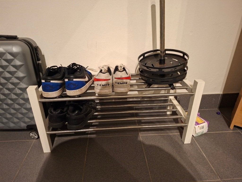 Schoenenrek van IKEA met witte zijkanten en metalen leggers., Enlèvement, Comme neuf