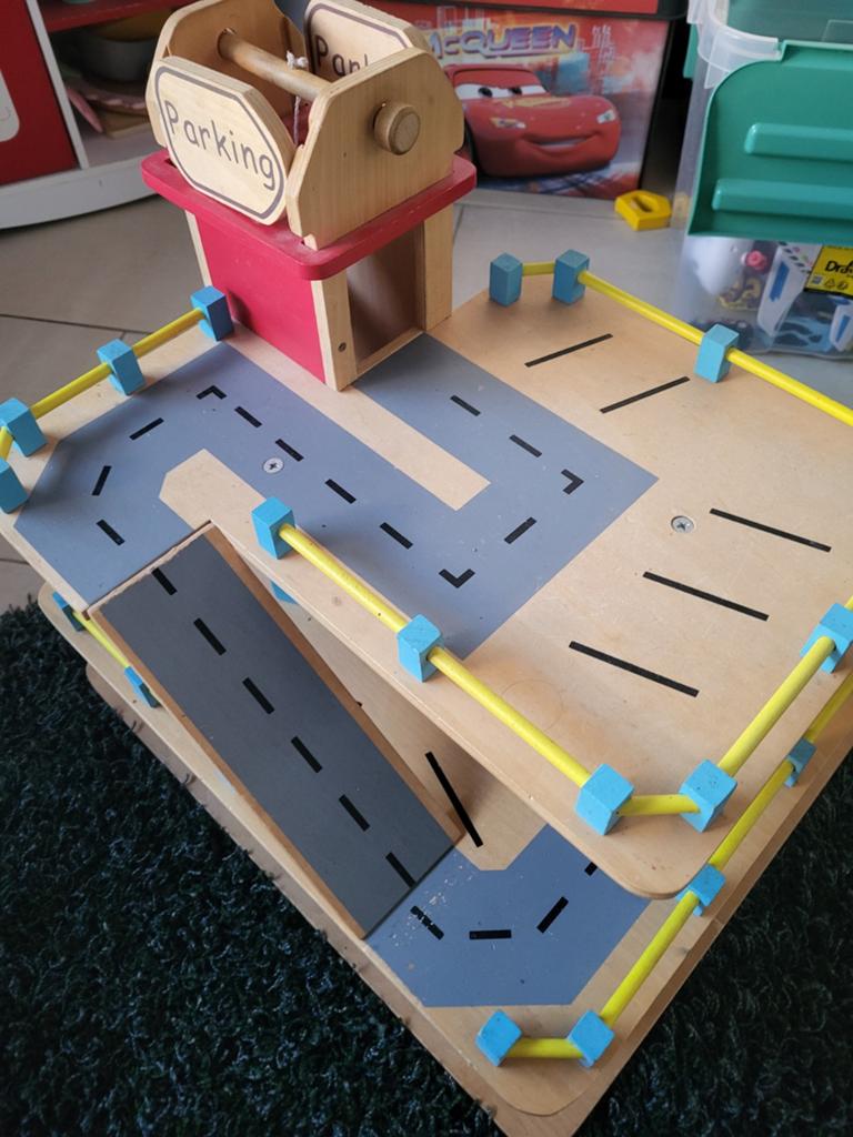 Houten autoparking met lift, Ophalen