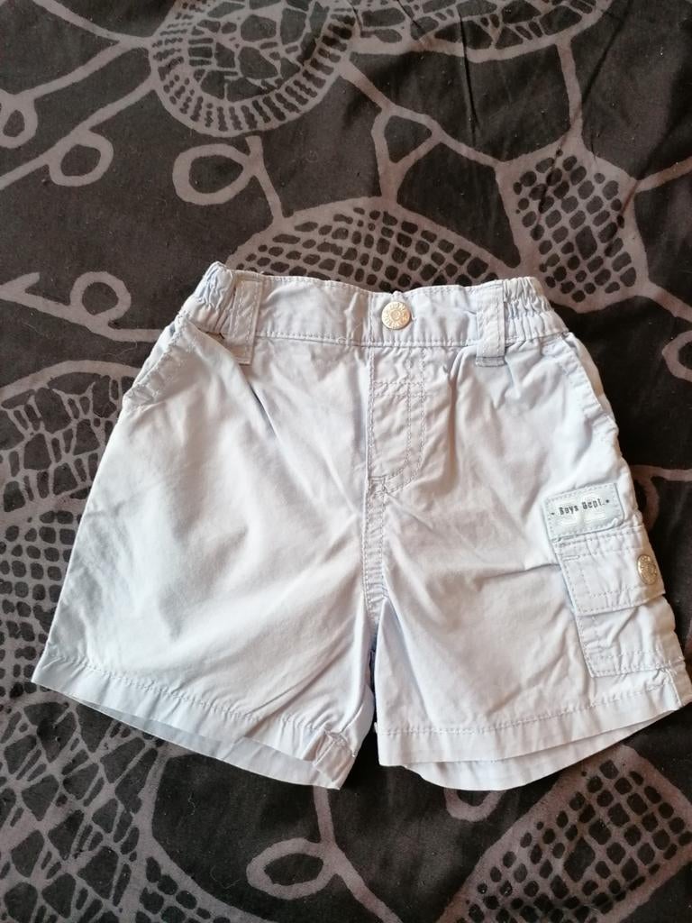 Shortje voor 3 maanden, Kinderen en Baby's, Babykleding | Maat 62, Gebruikt, C&A, Broekje, Ophalen of Verzenden