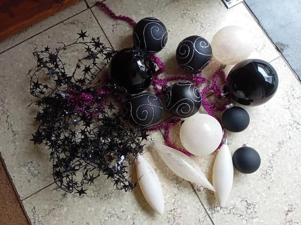 lot de boules de Noël noir et blanc avec guirlande noir, Enlèvement ou Envoi, Utilisé