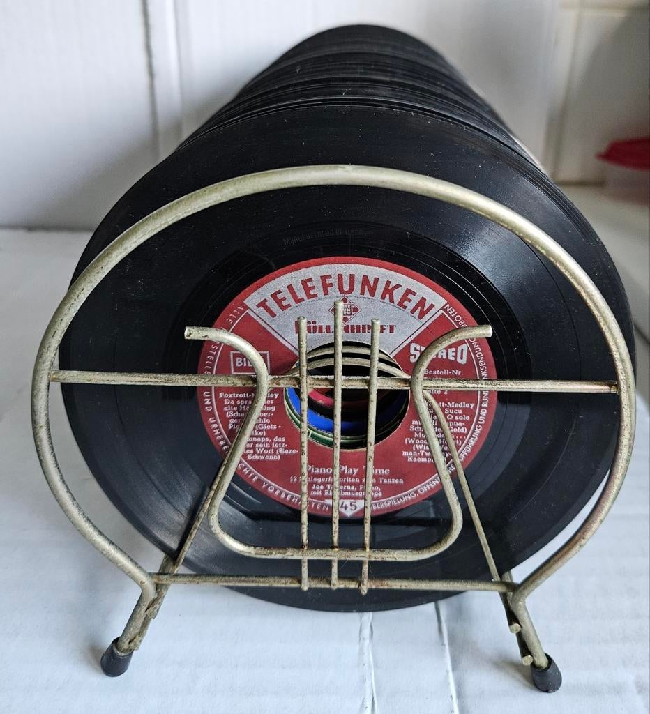 Oud platenrekje met 50 oude singletjes., Ophalen of Verzenden