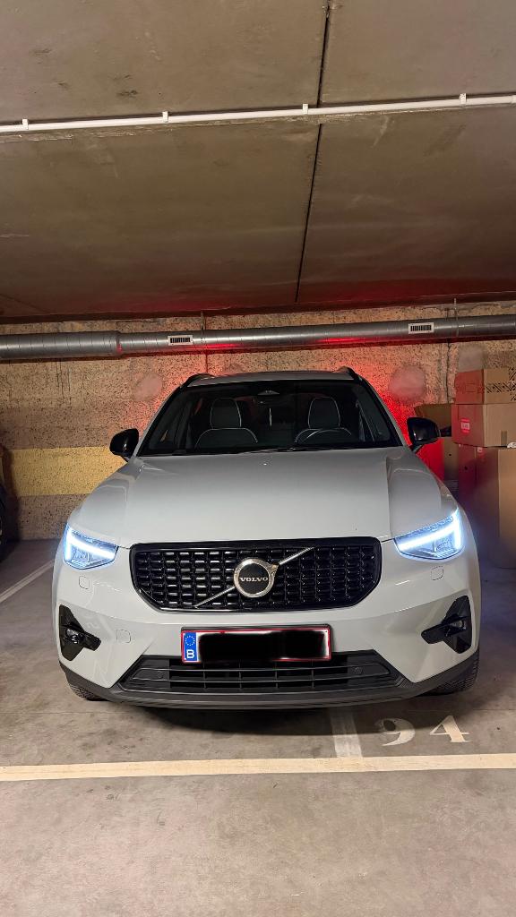 Volvo XC40 2.0 B3 MHEV Ultimate Dark, Autos, Argent ou Gris, Achat, Euro 6, Noir