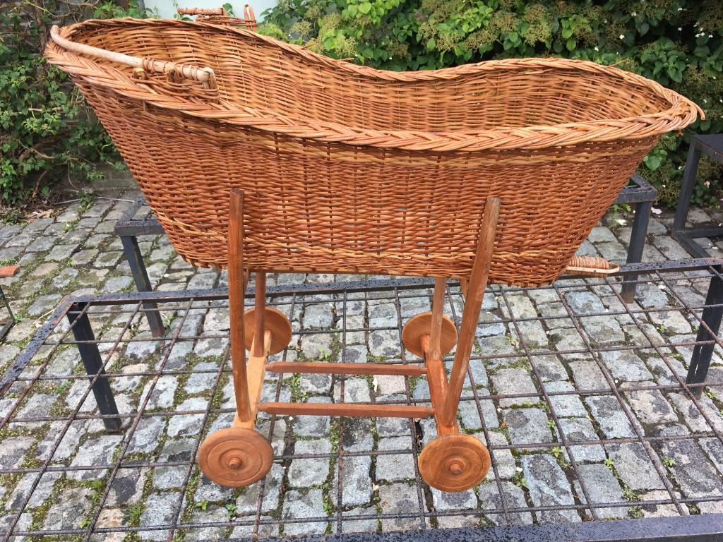 Oude rieten poppenwagen, Ophalen