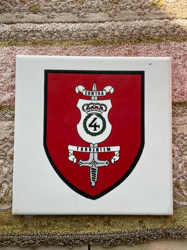 Siertegel Hoofdkwartier 4e Pantser-Infanterie Brigade, Ophalen of Verzenden, Landmacht, Kunstobject
