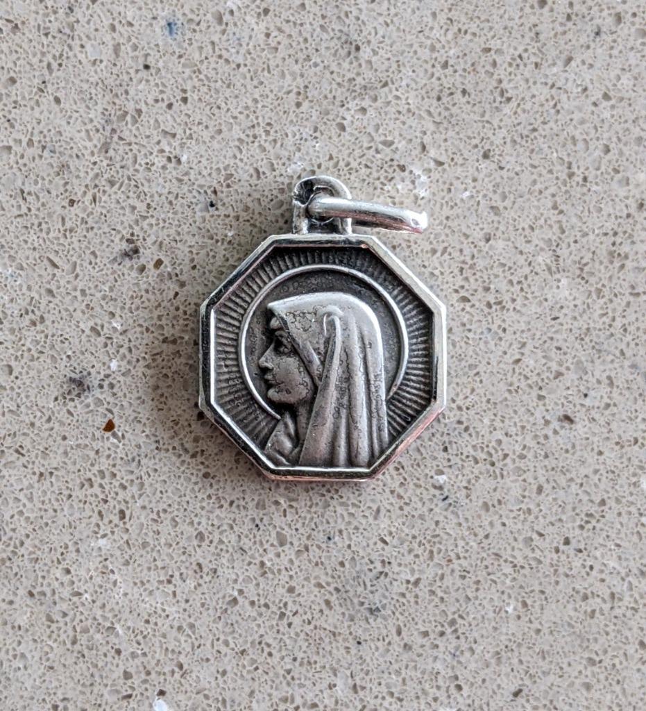 Medaillon van Maagd Maria - grot van Lourdes, zilver, hexago, Ophalen of Verzenden, Nieuw, Sieraad, Christendom | Katholiek