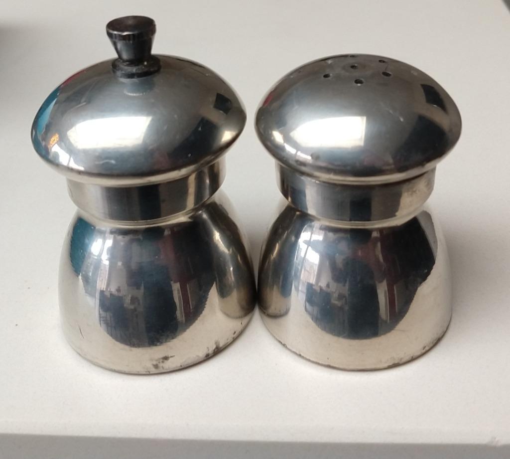 Vintage pepermolen  en zoutvatje peltro 95%., Ophalen