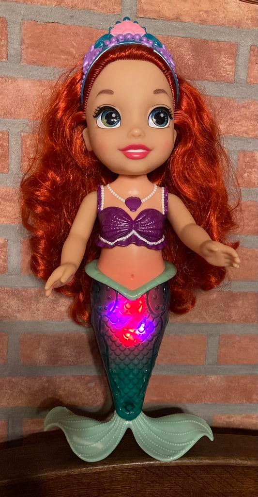 Zingende Arielle pop met kleur wisselende staart,+tasje., Kinderen en Baby's, Speelgoed | Poppen, Ophalen of Verzenden, Zo goed als nieuw