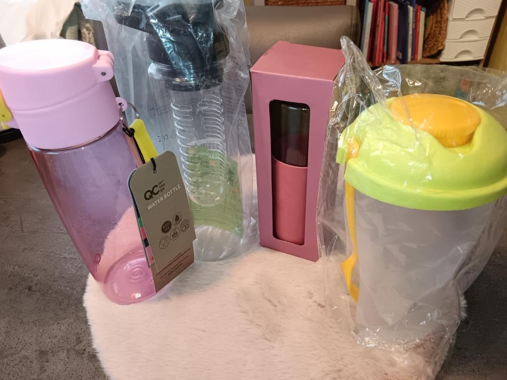 4 nieuwe drinkflessen/ saladeshaker, Kinderen en Baby's, Ophalen of Verzenden, Nieuw, Plastic