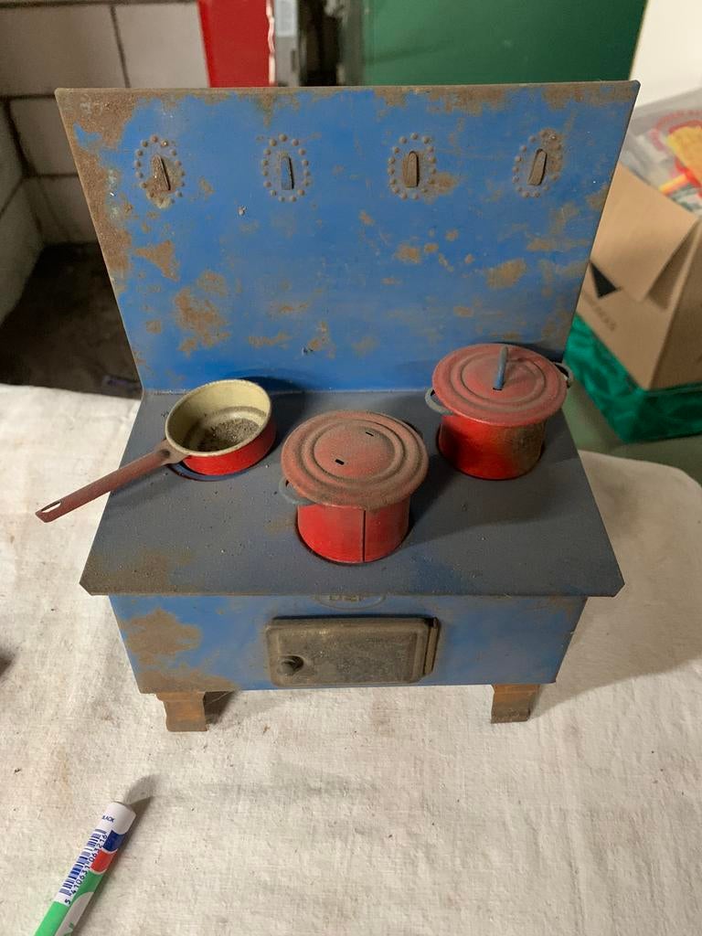 Oud retro speelgoed keukentje met oven en kookpotten e, Ophalen of Verzenden