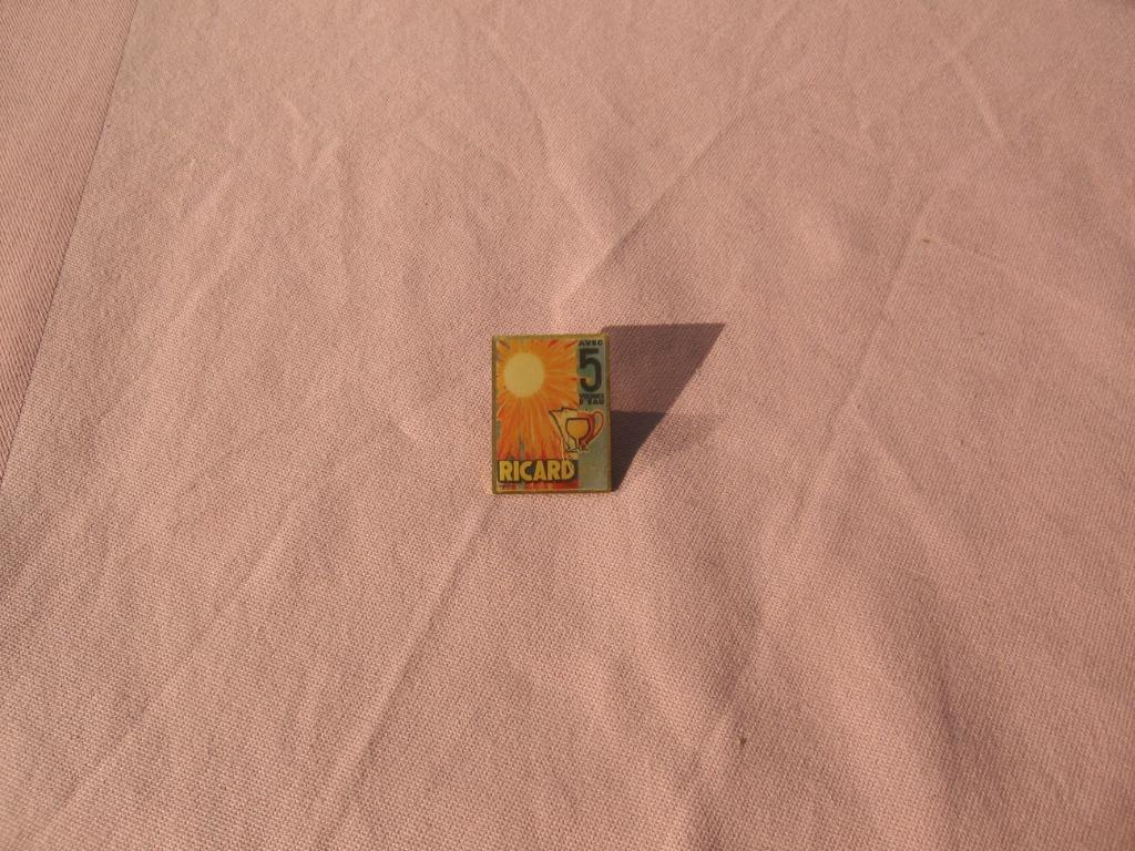 Ricard pin rechthoekig: zon, kan en glas "Avec 5 volumes d', Ophalen of Verzenden, Zo goed als nieuw, Gebruiksvoorwerp