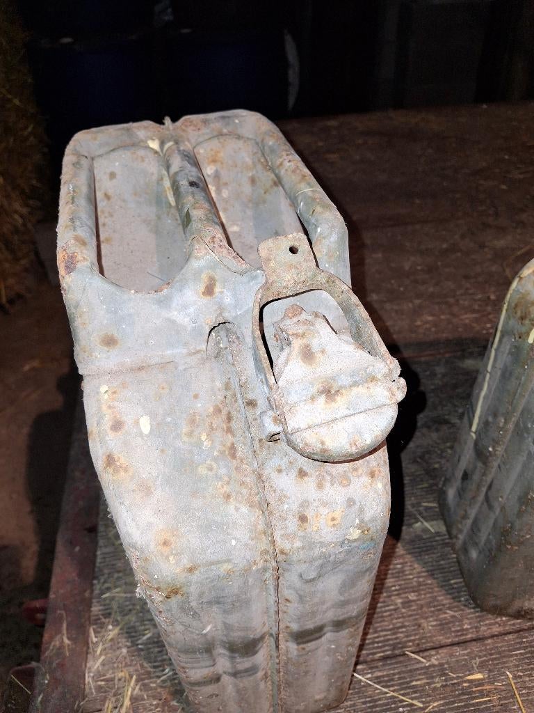 Metalen jerrycan, Ophalen