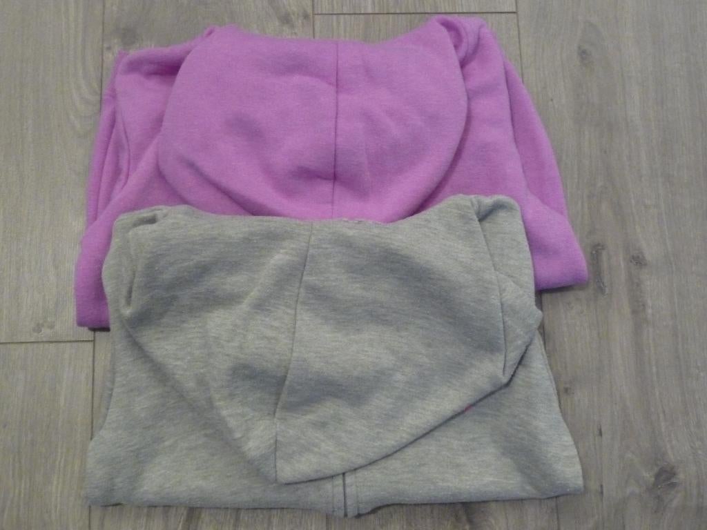 2 sportieve vestjes met kap maat 134, Enfants & Bébés, Vêtements enfant | Taille 134, Enlèvement ou Envoi, Pull ou Veste, Utilisé