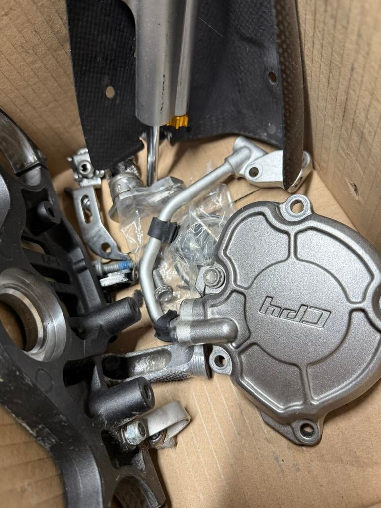 Yamaha R1 karter deksel + Stuurdemper + R6 stukken, Ophalen