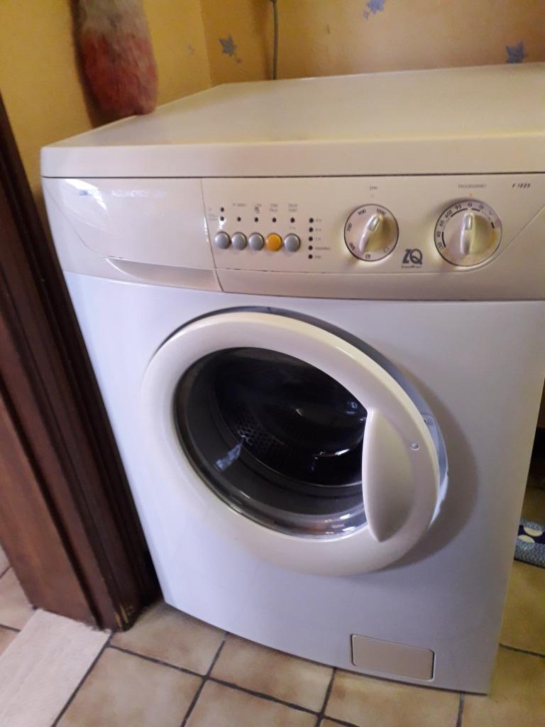 Wasmachine  Zanussi, 1200 tot 1600 toeren, 4 tot 6 kg, Zo goed als nieuw, Voorlader