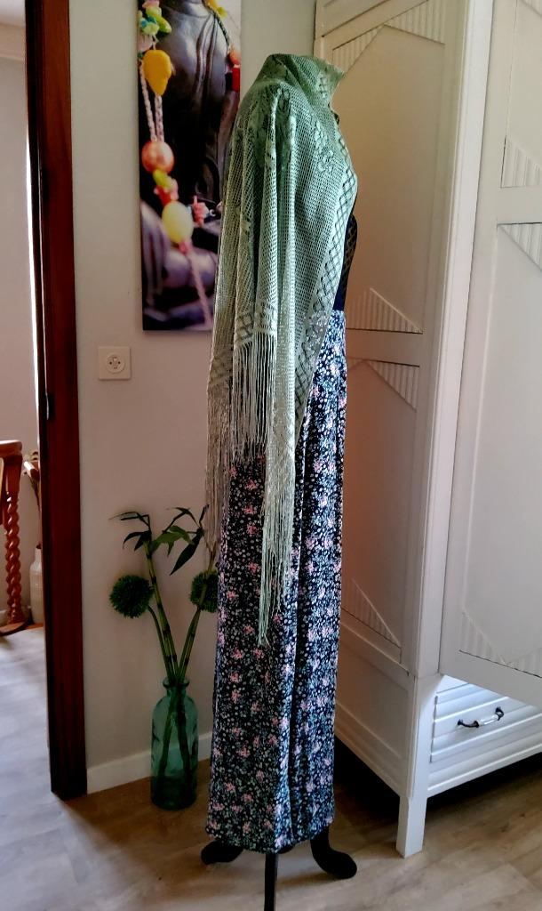 Sjaal zijde en franjes mantón de Manila Rok bloem Essentiel, Kleding | Dames, Maat 38/40 (M), Essentiel en Manila, Nieuw, Ophalen of Verzenden