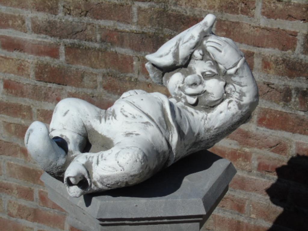 Kabouter of trol liggend in gepatineerde steen, Ophalen, Nieuw, Steen, Tuinkabouter