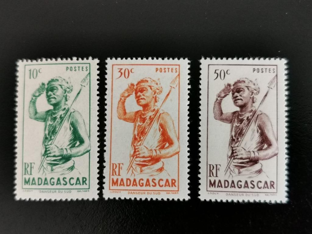 Madagascar 1946 - danser met speer **, Postzegels en Munten, Postzegels | Afrika, Ophalen of Verzenden, Overige landen, Postfris
