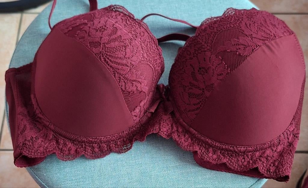 Soutien gorge bordeaux jamais porté 90E, Vêtements | Femmes, Enlèvement ou Envoi