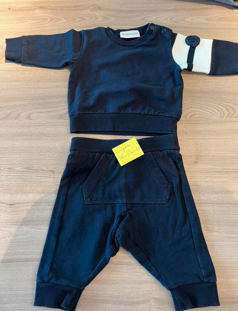 Setje Moncler: Jogging maat 3/6 maand Pet xxs, Ophalen of Verzenden, Zo goed als nieuw