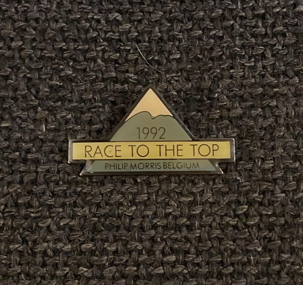 PIN - PHILIP MORRIS - RACE TO THE TOP, Verzamelen, Verzenden, Gebruikt, Merk, Speldje of Pin