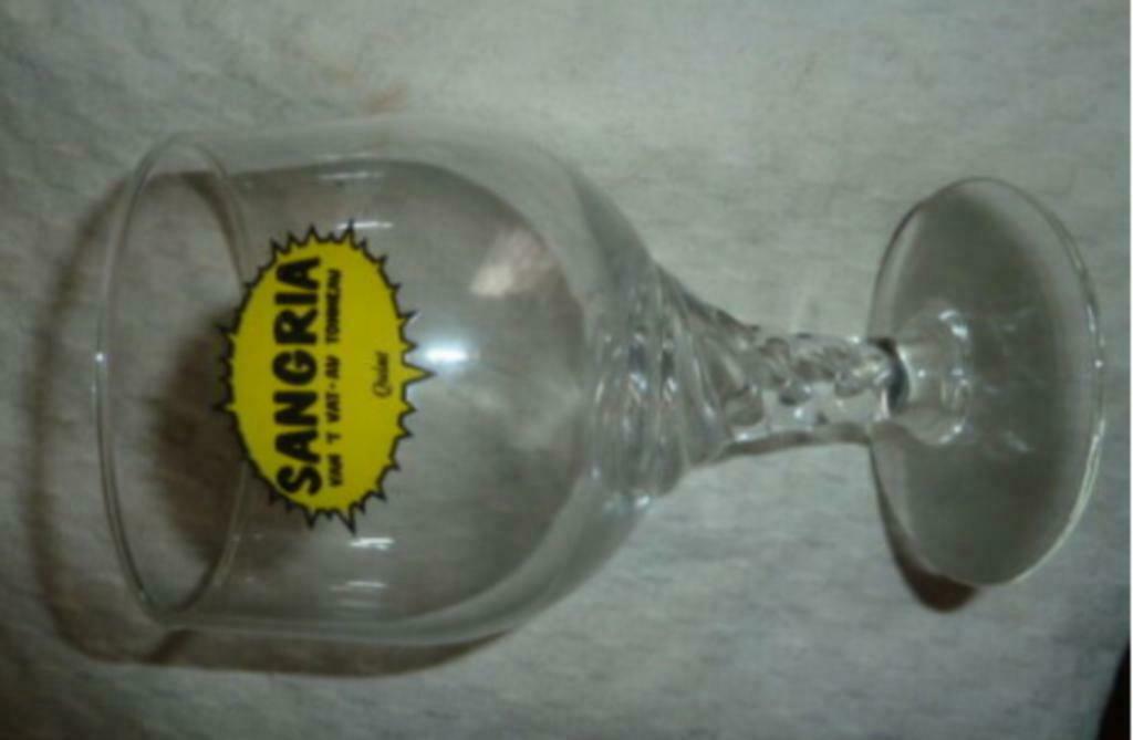 #F glas QUINT SANGRIA Van 't vat au tonneau "gedraaide voet", Ophalen of Verzenden, Gebruikt, Overige typen