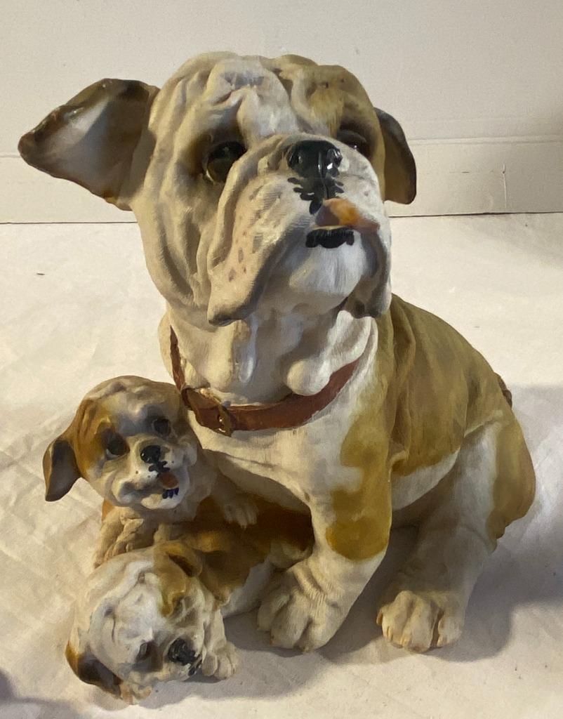 Trinkets/Resin sculptuur van een bulldog met zijn puppies, Ophalen of Verzenden