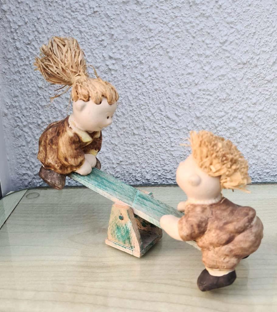 figuurtje van meisje&jongen op houten wip - lees info aub, Kinderen en Baby's, Ophalen, Zo goed als nieuw